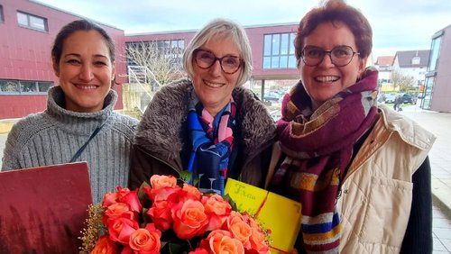 Schulleiterin Frau Döll und SMV-Lehrerin Frau Neutsch verabschieden Frau Schulig mit einem großen Strauß Rosen in den Ruhestand. 