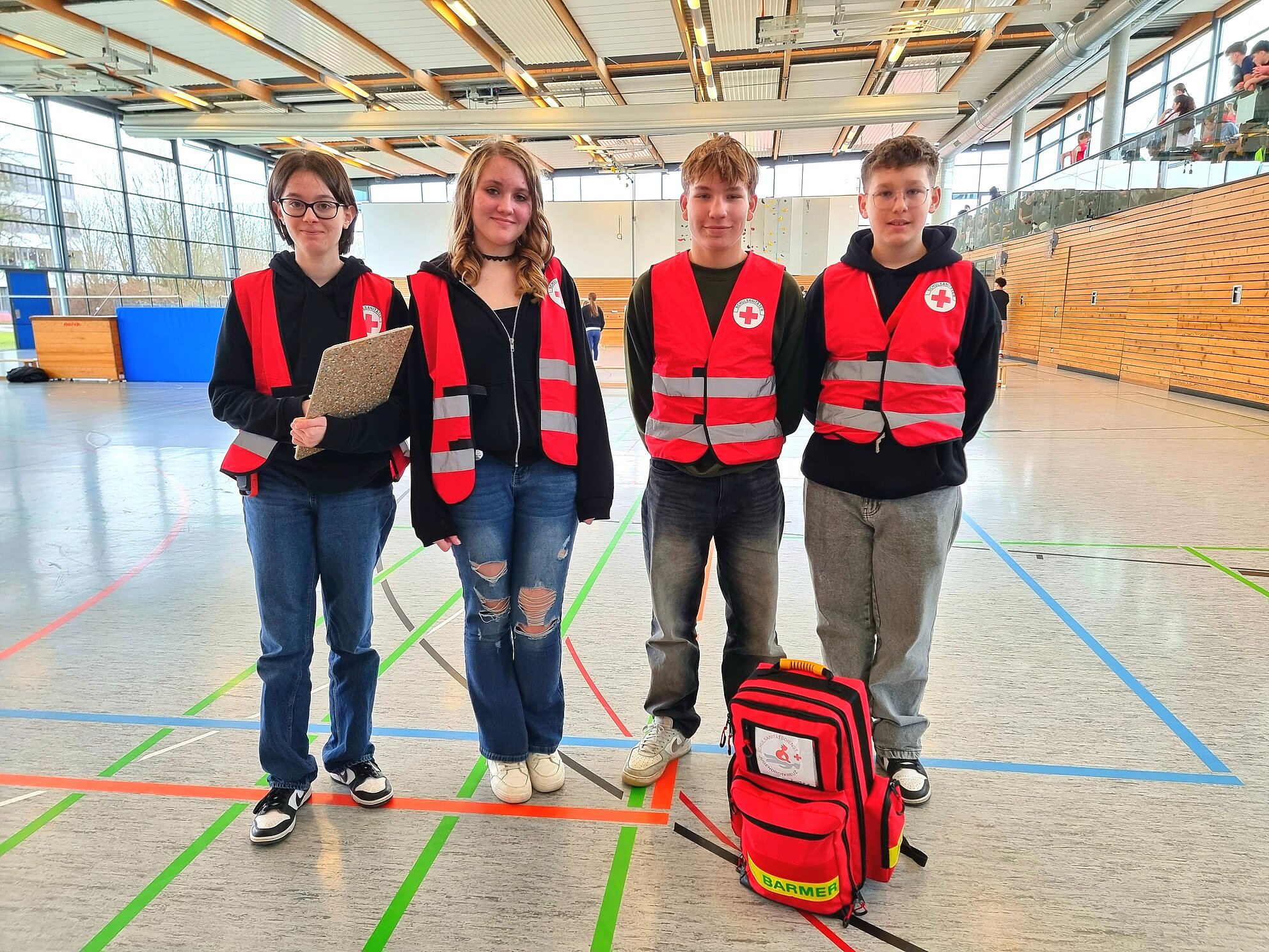 Das einsatzbereite Sanitätsteam mit Sanitätstasche beim Sportturnier.