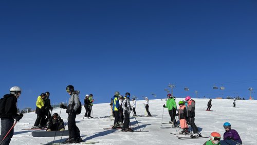 Schülerinnen und Schüler beim Skifahren auf dem Feldberg