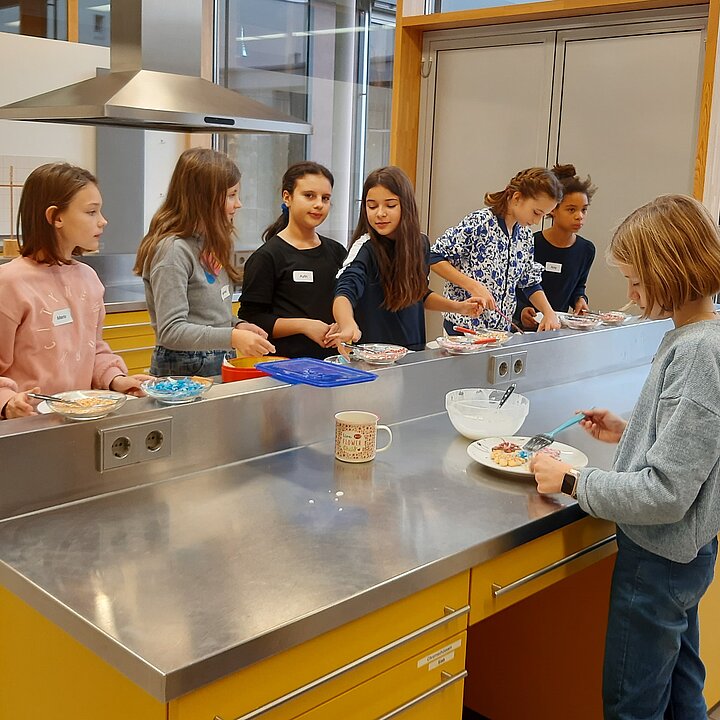 Schüler im Essensbereich