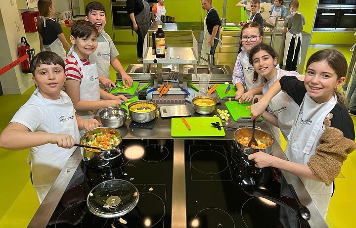 Schüler beim Kochen