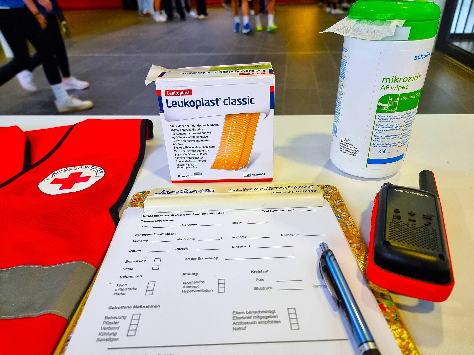 Die Notfallausrüstung auf einem Tisch beim Sportturnier.