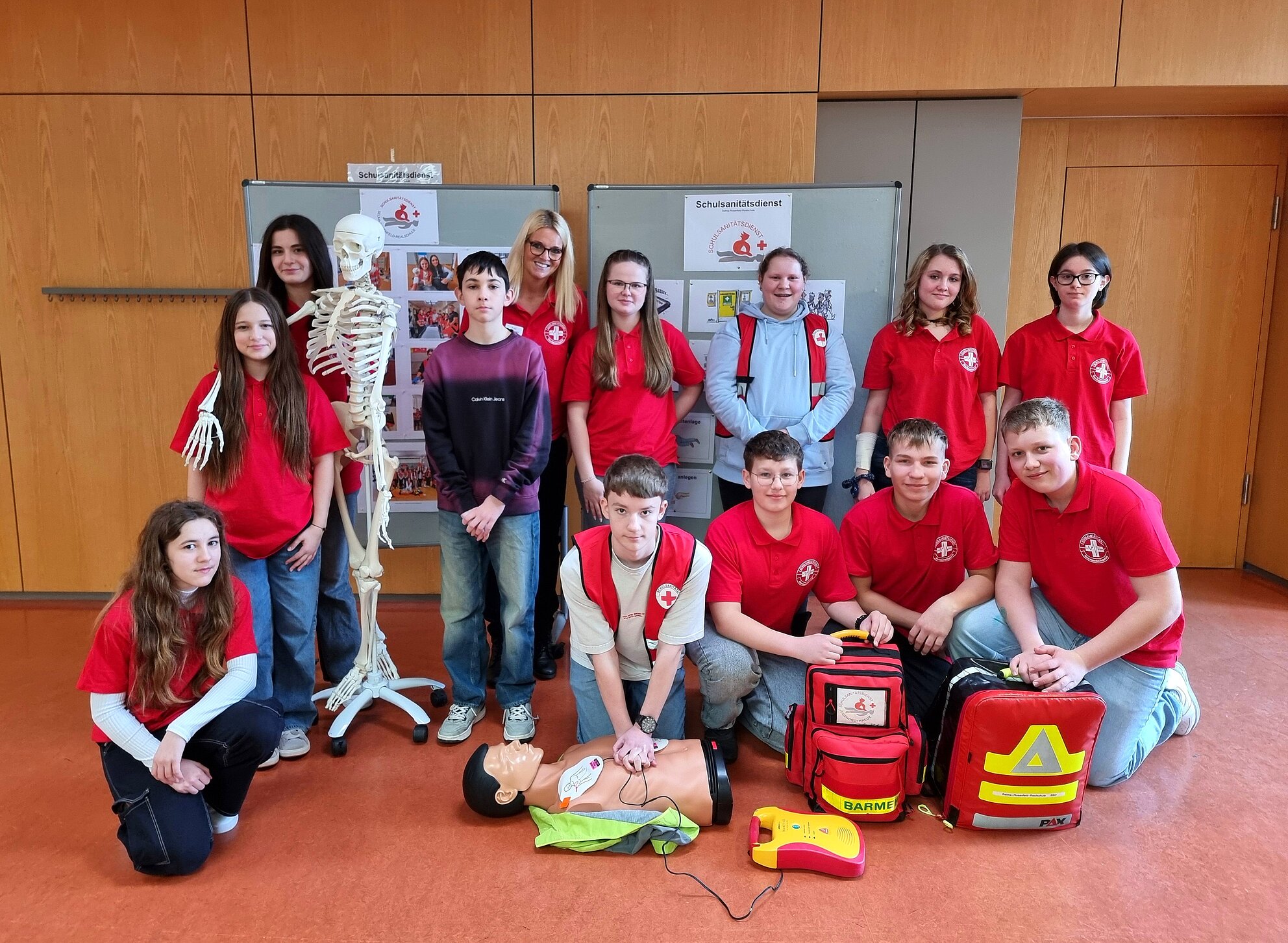 Ein Gruppenbild von Schulsanitätern mit ihrer Ausrüstung.