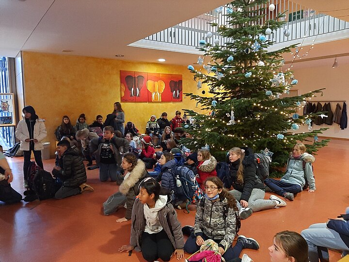 Schüler um den Weihnachtsbaum
