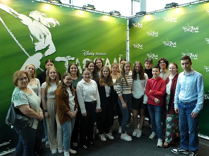 Schüler vor Tarzan-Banner